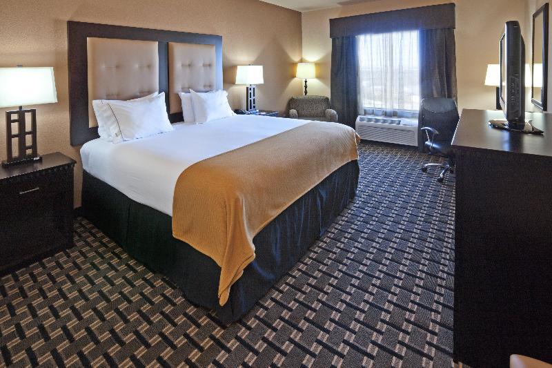 Holiday Inn Express & Suites - Denton North By Ihg Exterior photo